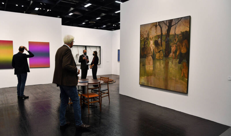 Besucher der Kölner Kunstmesse Art Cologne schauen sich Kunstwerke an