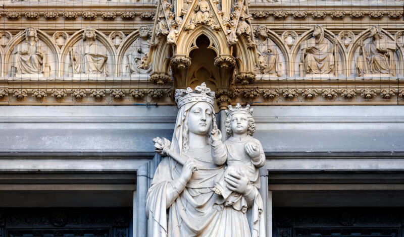 Das Foto zeigt die Kalkstein-Figuren der Heiligen Maria mit Jesuskind am Mittelpfeiler des Hauptportals des Kölner Doms.