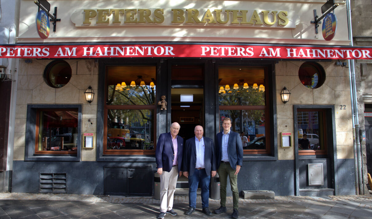 Außenansicht des Brauhaus' Peters am Hahnetor (v.l.n.r.Hans Peters, Uwe Esser, Felix Peters)