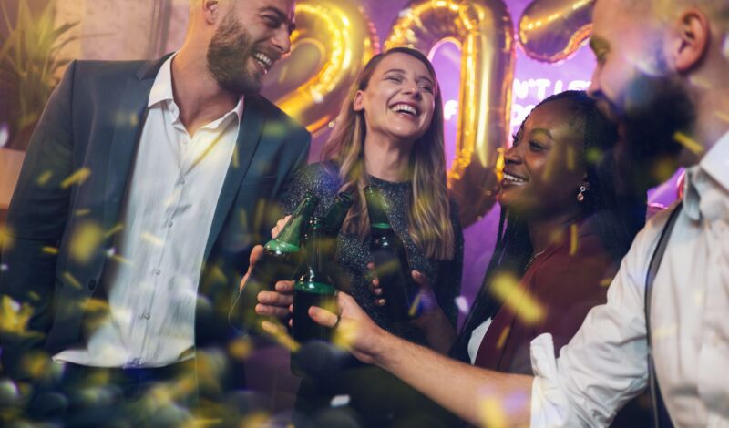 Freunde feiern Silvester auf Party