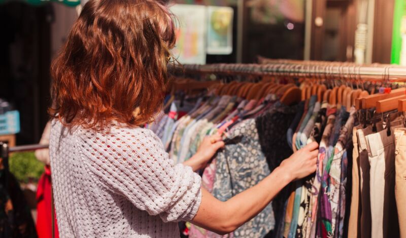 Frau in einem Second Hand Store