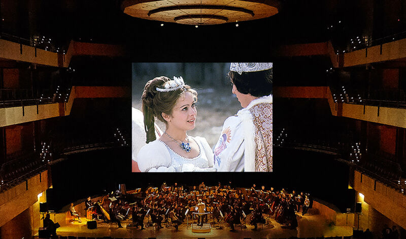 Das Filmkonzert Drei Haselnüsse für Aschenbrödel mit Orchester