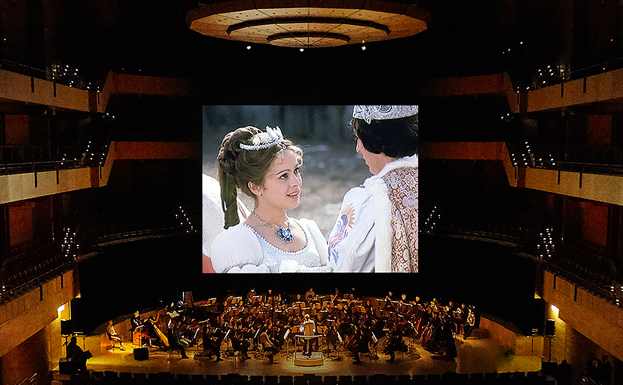 Das Filmkonzert Drei Haselnüsse für Aschenbrödel mit Orchester