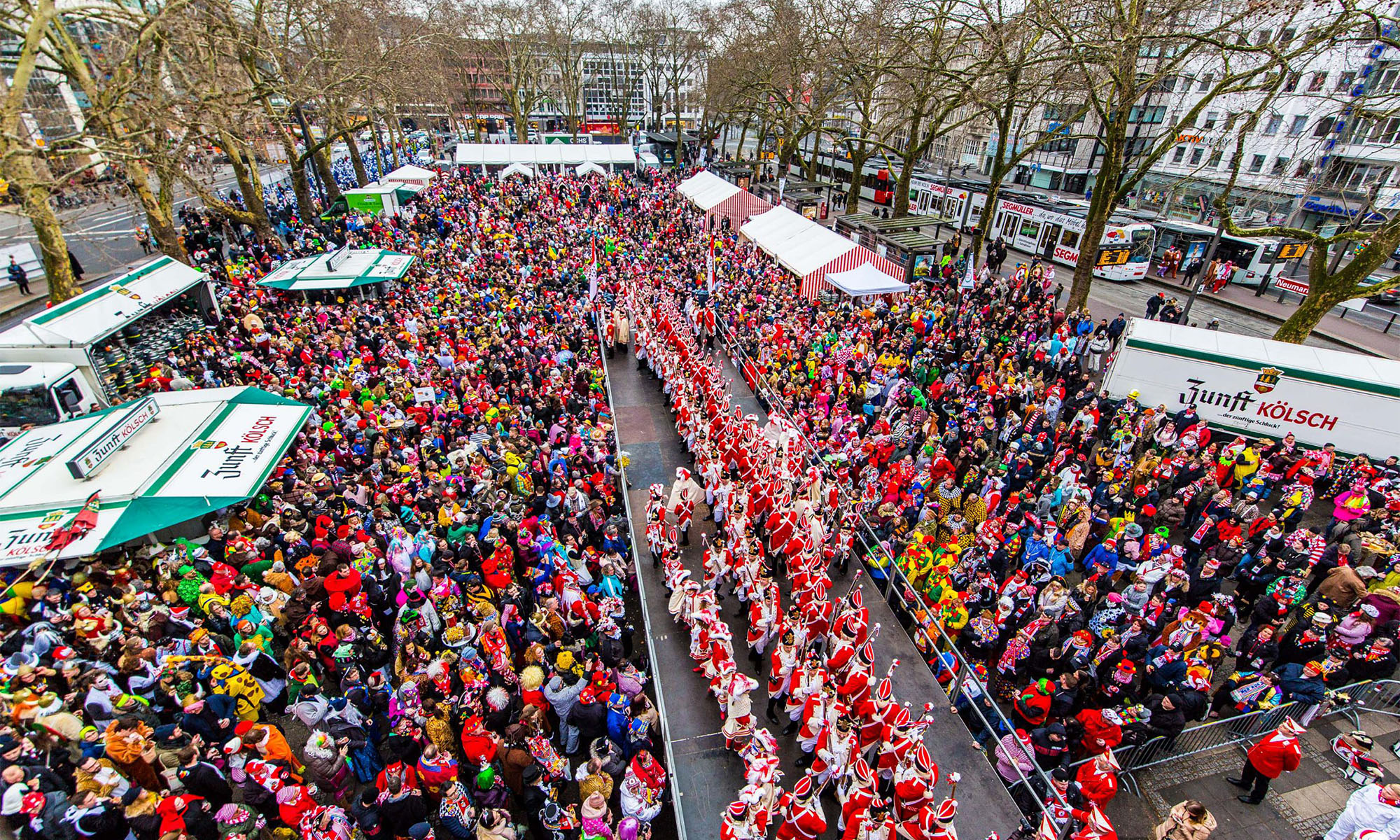 Das Funkenbiwak am Karnevalssamstag auf dem Kölner Neumarkt aus der Luft gesehen.