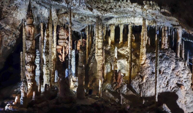 Strohstalaktiten, Stalagmiten und Säulen in einer Tropfsteinhöhle