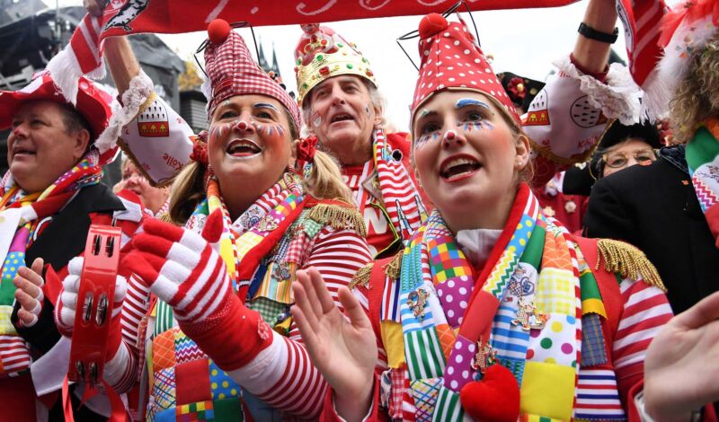 Bunt Kostümierte bei der Sessionseröffnung in der Kölner Altstadt