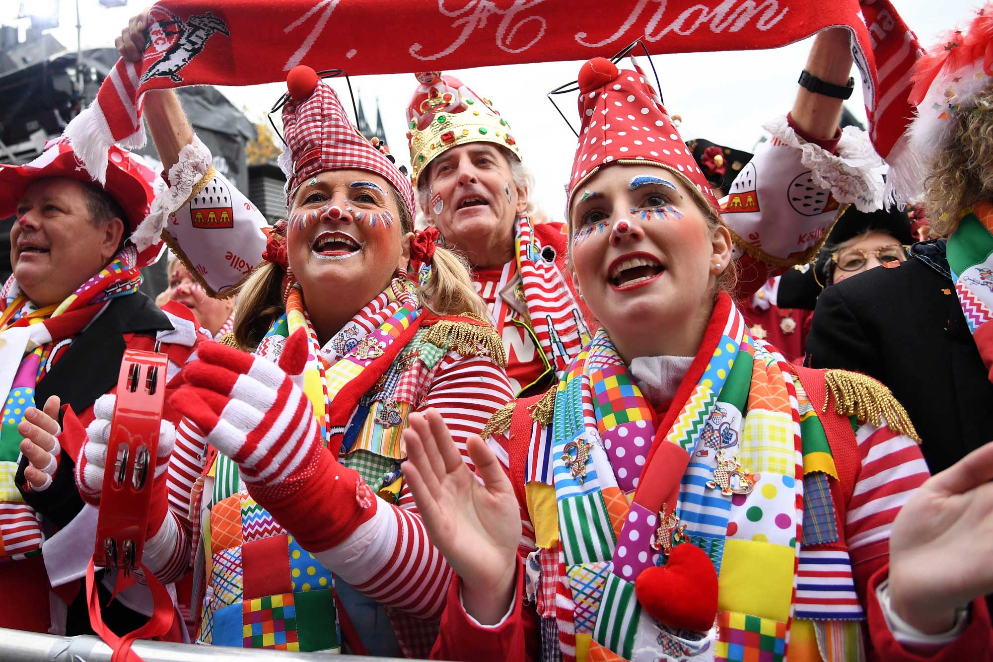 Bunt Kostümierte bei der Sessionseröffnung in der Kölner Altstadt