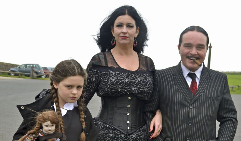 Drei Personen, welche als Charaktere aus dem Film und der Serie Addams Family verkleidet sind.