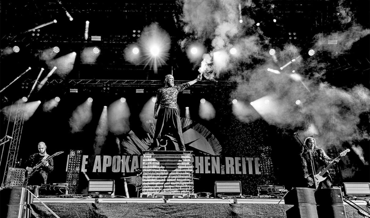 Die Band Die Apokalyptischen Reiter auf der Bühne eines Open-Air-Konzertes