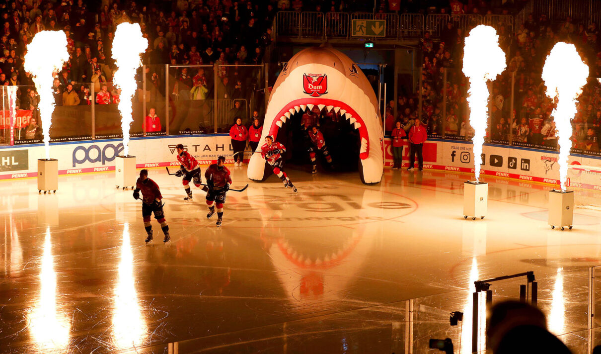 Einlauf des Teams der Kölner Haie auf die Eisfläche in der Lanxess-Arena.