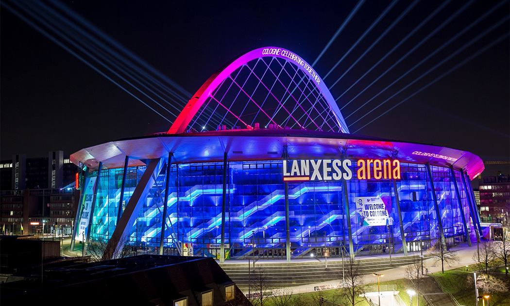 Die zur EHF Euro 2024 nächtlich beleuchtete Lanxess-Arena