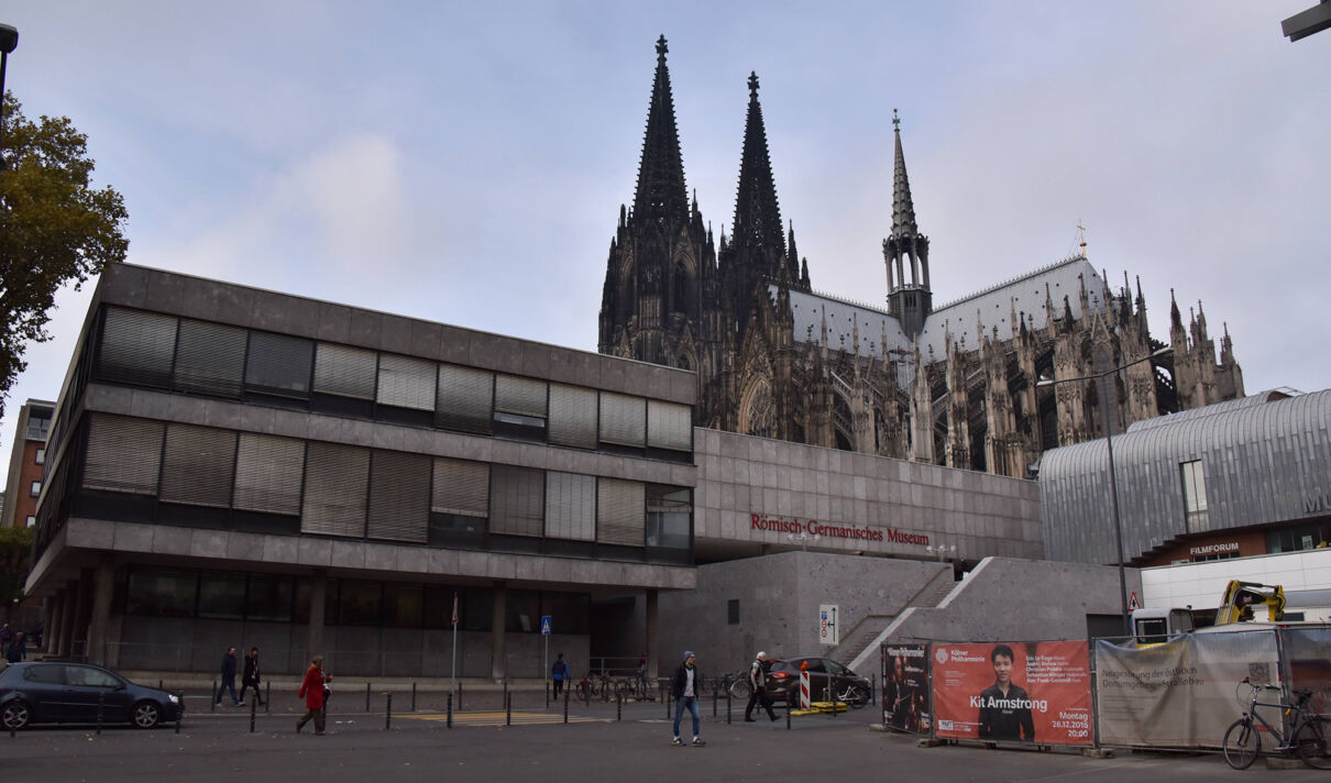 Köln Stadtansicht, Römisch-Germanisches Museum, Museum Ludwig, Philharmonie und Kölner Dom vom Kurt-Hackenberg-Platz aus gesehen