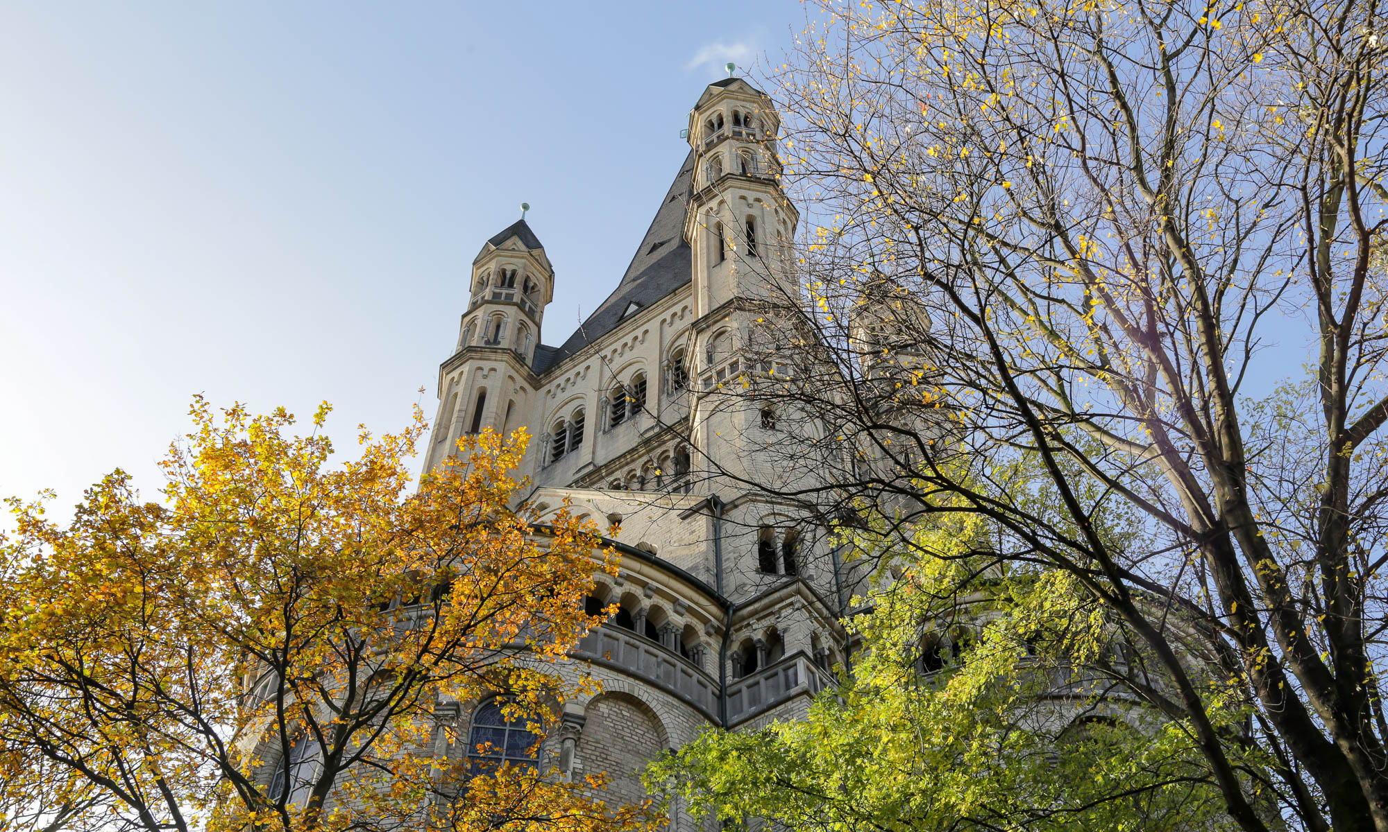 Blick auf den Turm der romanischen Kirche Groß St. Martin in der Kölner Altstadt.