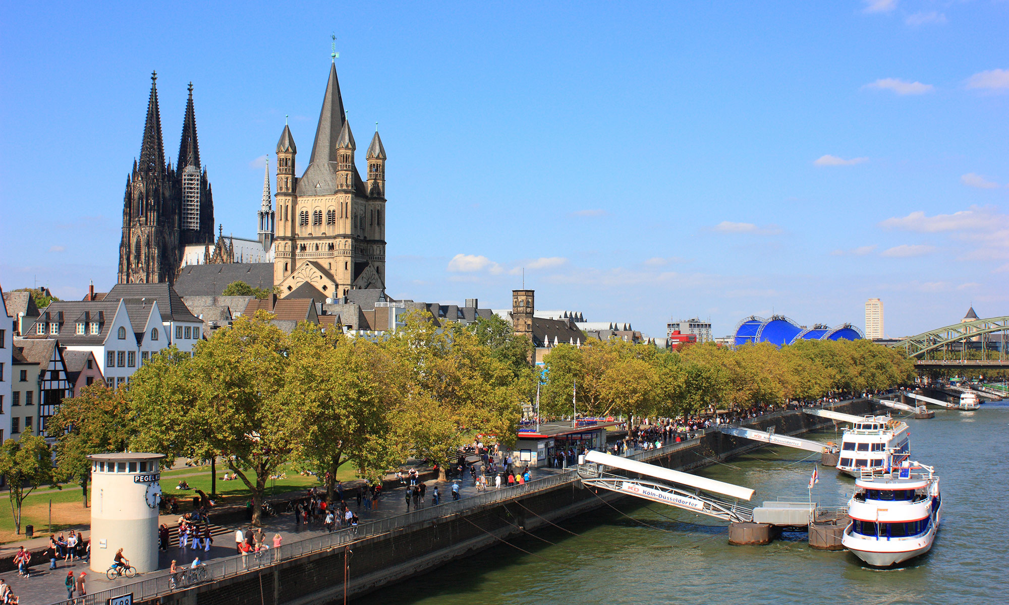 Rheinufer mit Anleger, Groß St. Martin und Dom