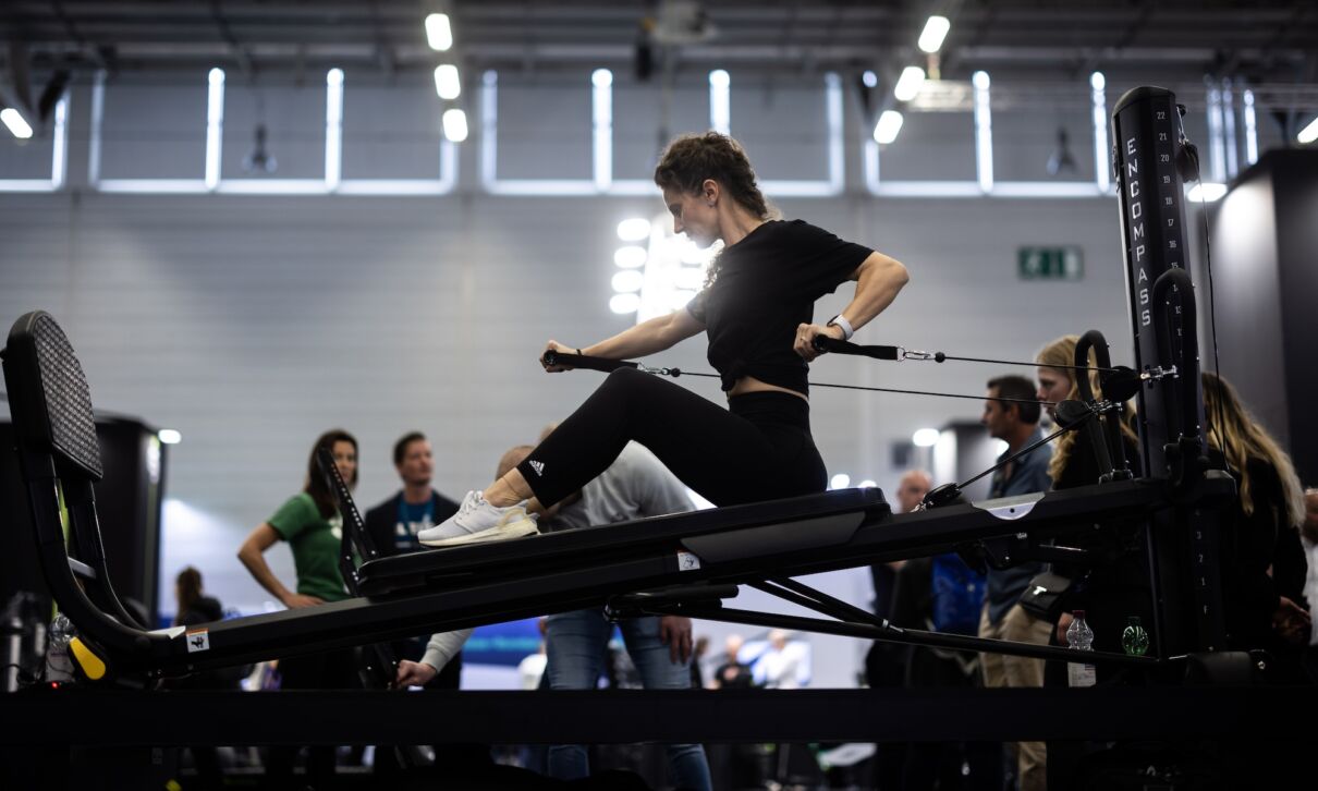 Frau trainiert bei der Eröffnung der Fitnessmesse Fibo