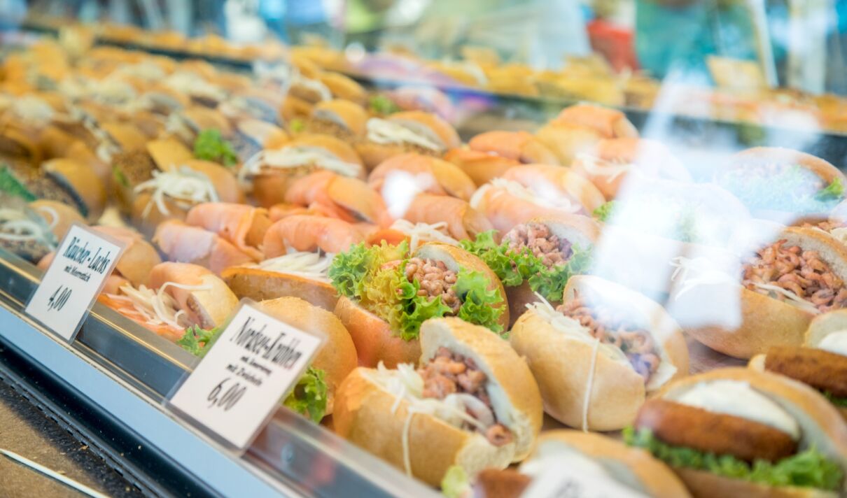 Fischbrötchen am Imbisstand auf Jahrmarkt