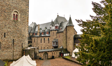 Außenansicht von Schloss Burg in Solingen