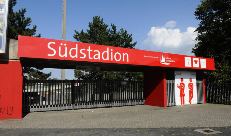 Der Eingang zum Kölner Südstadion.