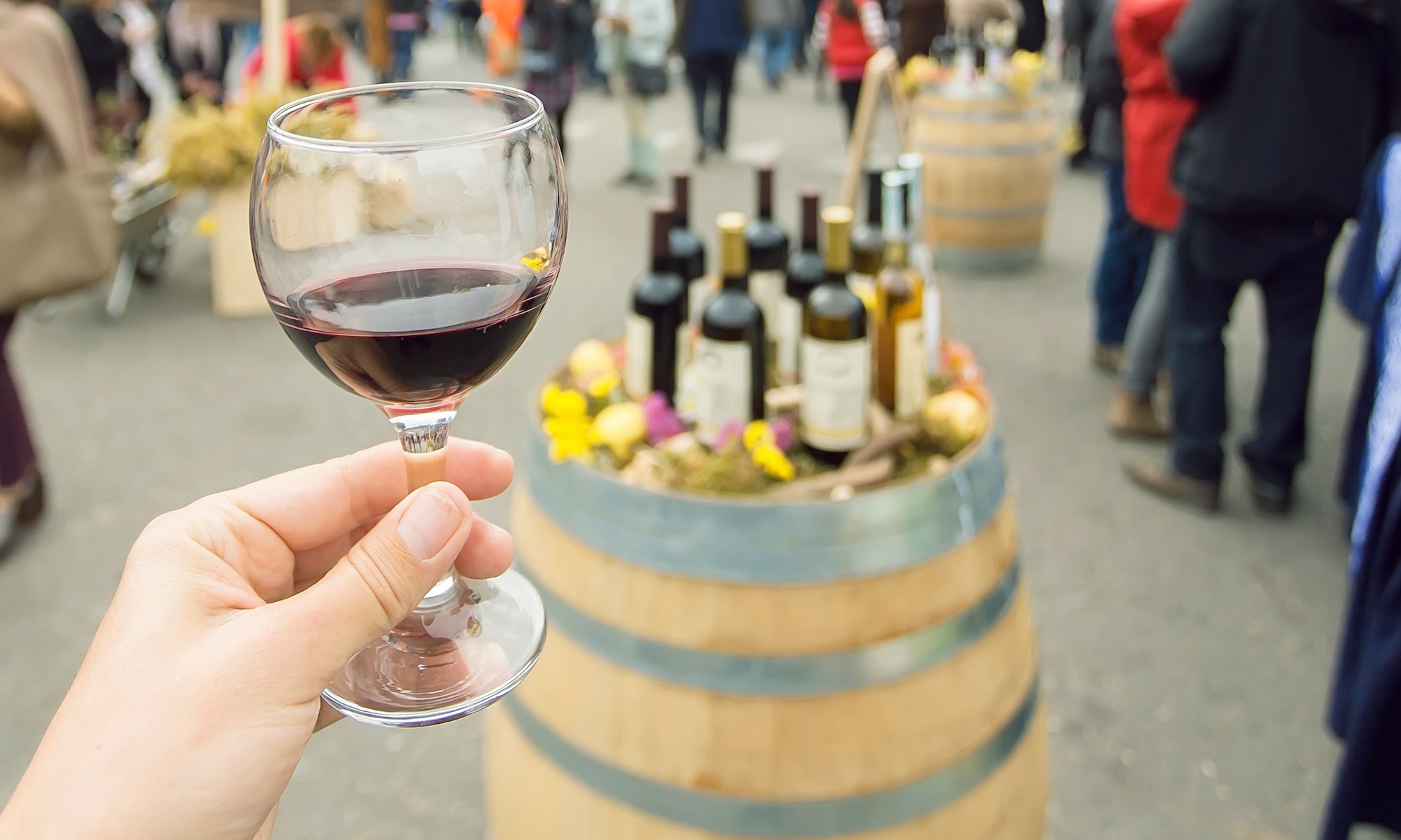 Glas Wein auf einem Weinfest