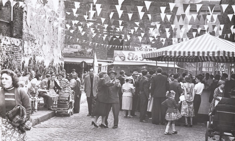 Foto von Chargesheimer: Kirmes Unter Krahnenbäumen, vor 1957