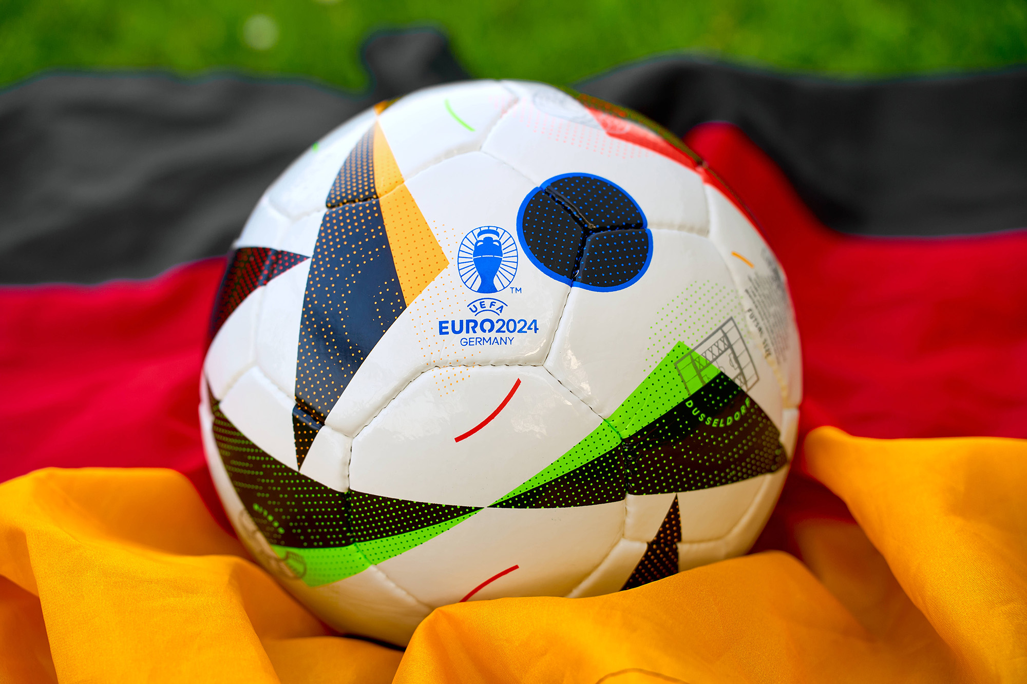 Ein Fußball zur Euro 2024