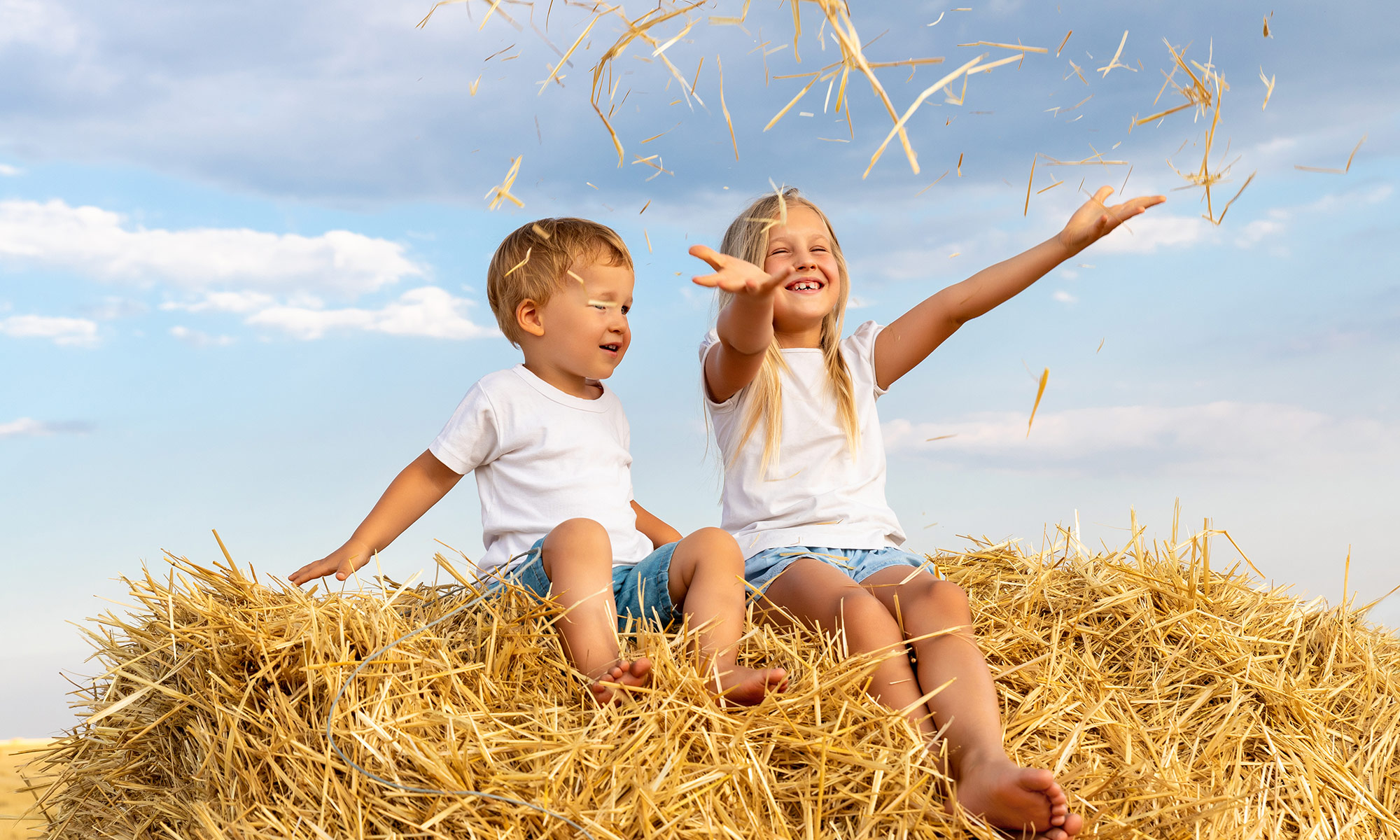 Kinder auf einem Heuballen