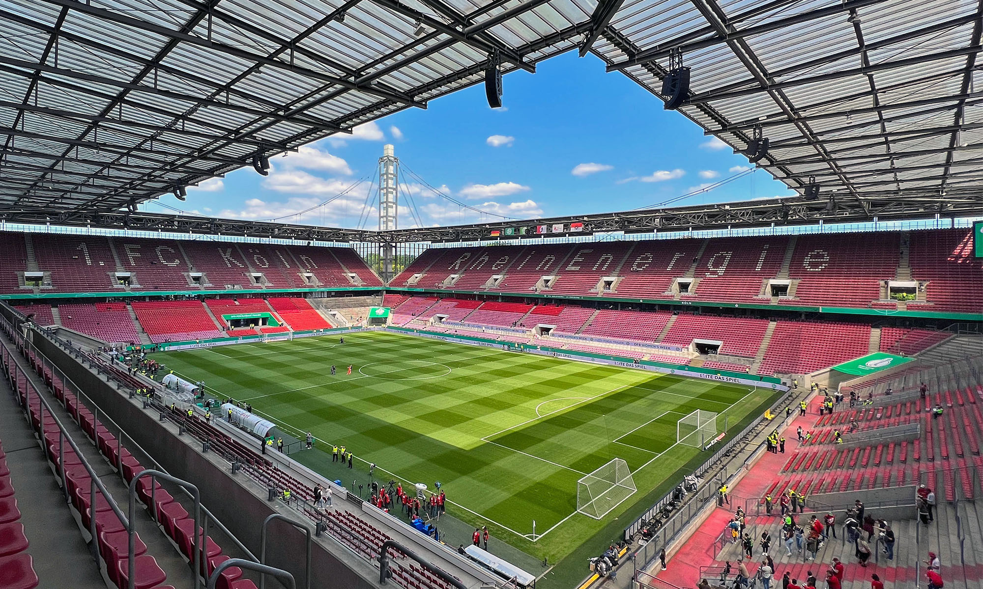 Blick auf das Spielfeld, die Südkurve und die Osttribüne des Rheinenergie-Stadions