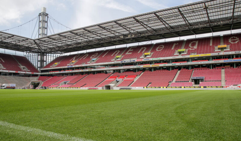 Blick auf die Osttribüne des Rheinenergie-Stadions in Köln-Müngersdorf.