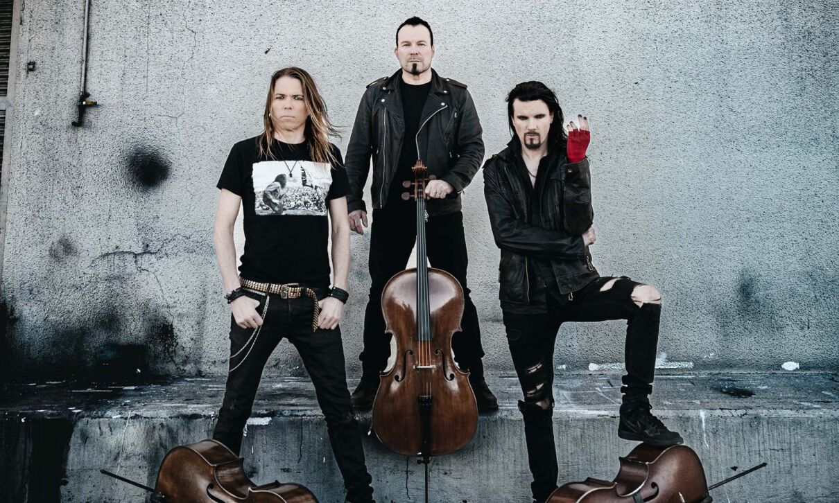 Das Bild zeigt die Mitglieder der Band Apocalyptica mit ihren Instrumenten.