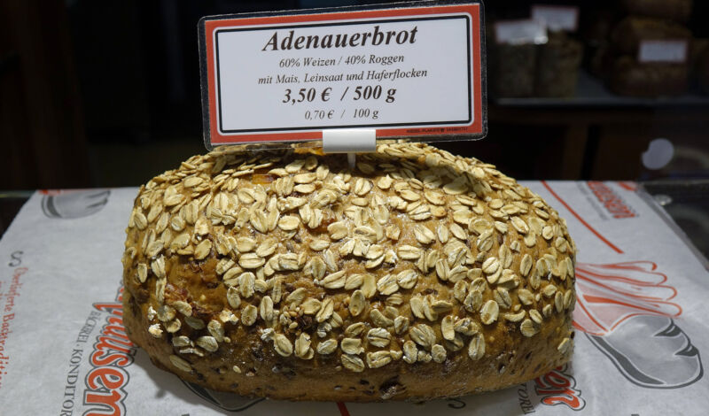 Das Foto zeigt einen Laib Adenauerbrot in der Auslage der Kölner Bäckerei Balkhausen.