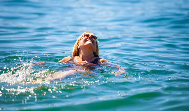 Frau im Badesee