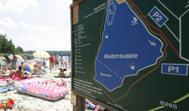 Das Foto zeigt eine Infotafel am Bleibtreusee im Sommer bei Köln.