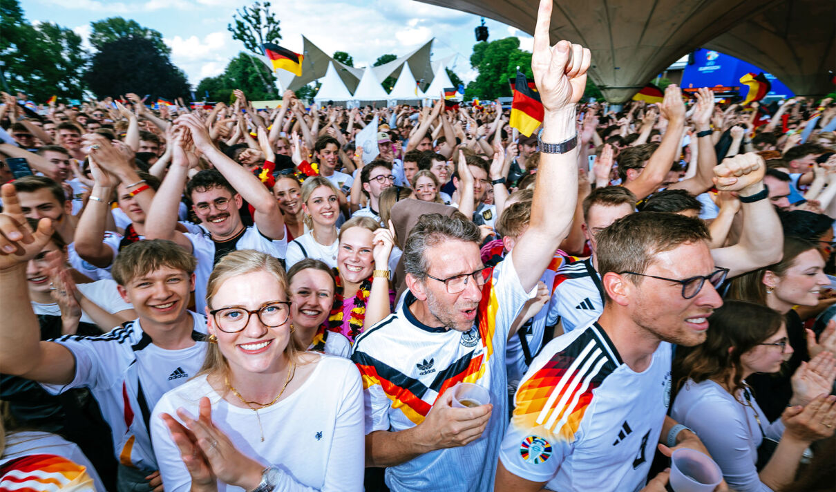 Fußballfans beim Public Viewing zur Euro 2024 am Kölner Tanzbrunnen