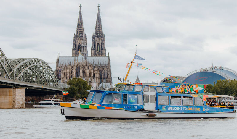 Die Rheinfähre Strolch zur Euro 2024 vor dem Kölner Dom