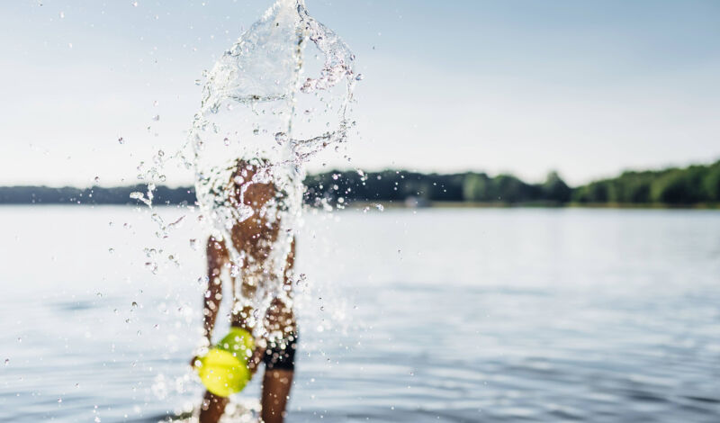 Person im Wasser am See