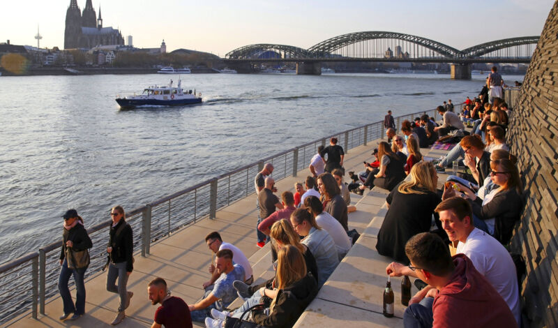 Menschen auf dem Kölner Rheinboulevard.