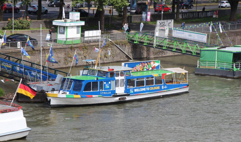 Das Foto zeigt die Rheinfähre Strolch mit dem dem Schriftzug "Welcome to Cologne" und im Design der Euro 2024.