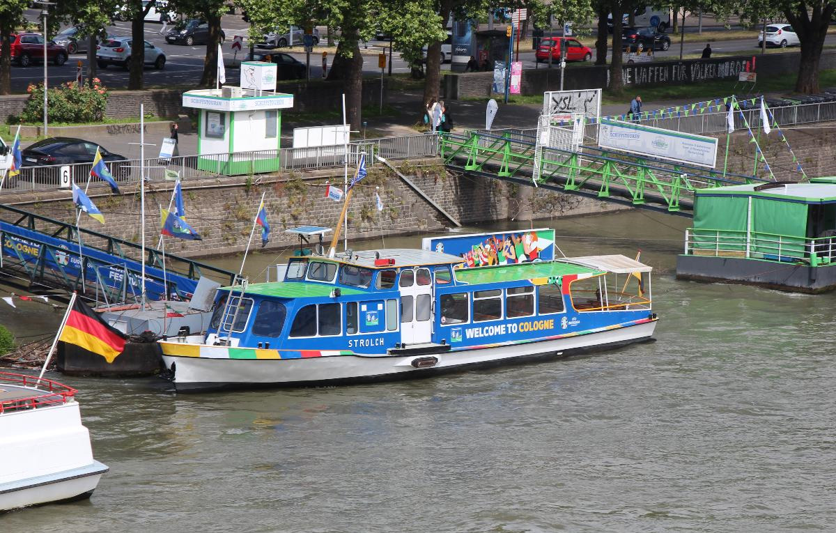 Das Foto zeigt die Rheinfähre Strolch mit dem dem Schriftzug "Welcome to Cologne" und im Design der Euro 2024.