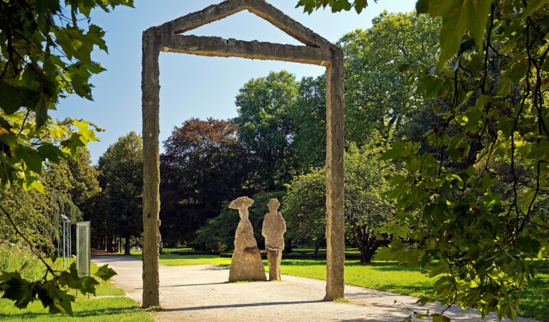 Dass Foto zeigt Grafenpaar von Herbert Labusga im Schlosspark Stammheim.