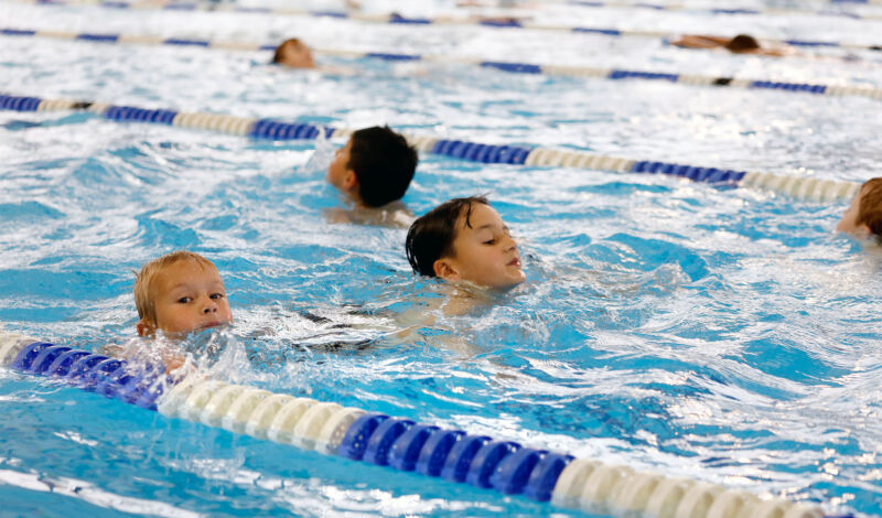 Kinder schwimmen in einem Hallenbad