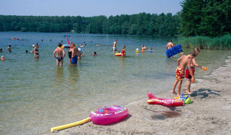 Das Foto zeigt Badegäste im Strandbad am Liblarer See.