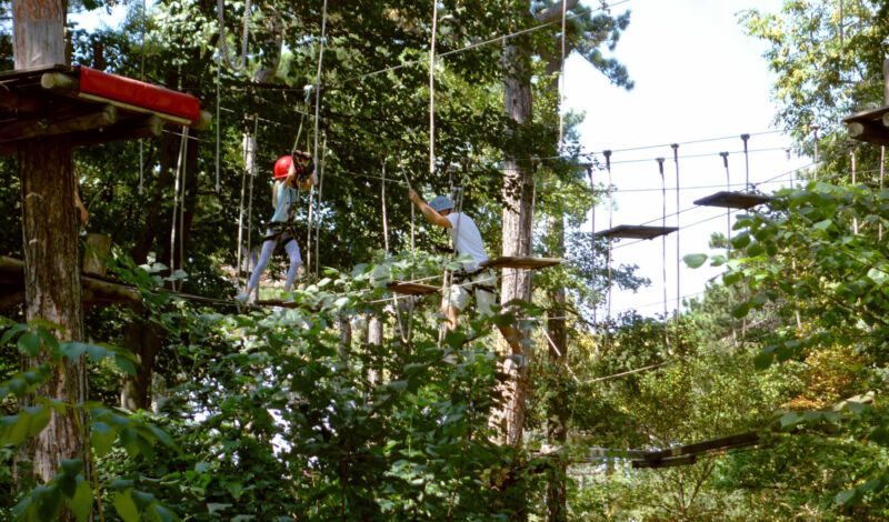 Mädchen mit Vater im Klettergarten