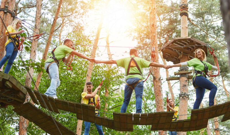 Gruppe beim gemeinsam Klettern im Kletterwald als Teambuilding Event