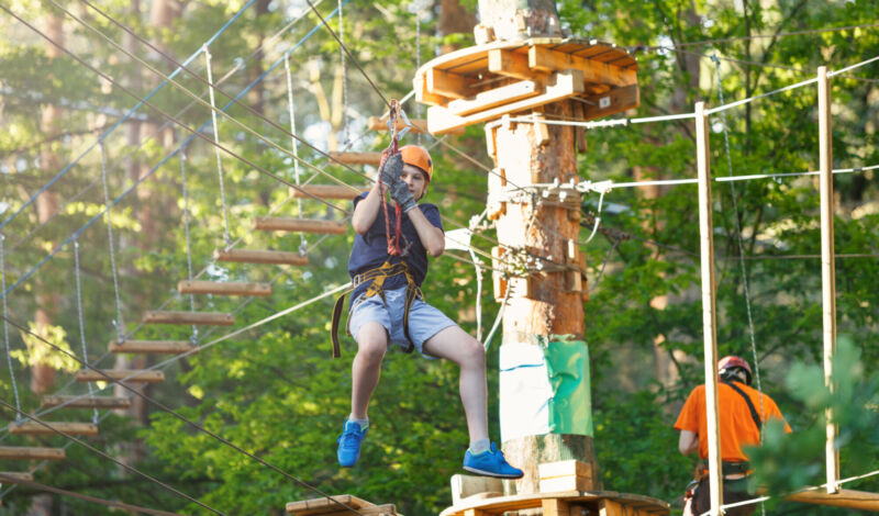 Junge im Kletterwald