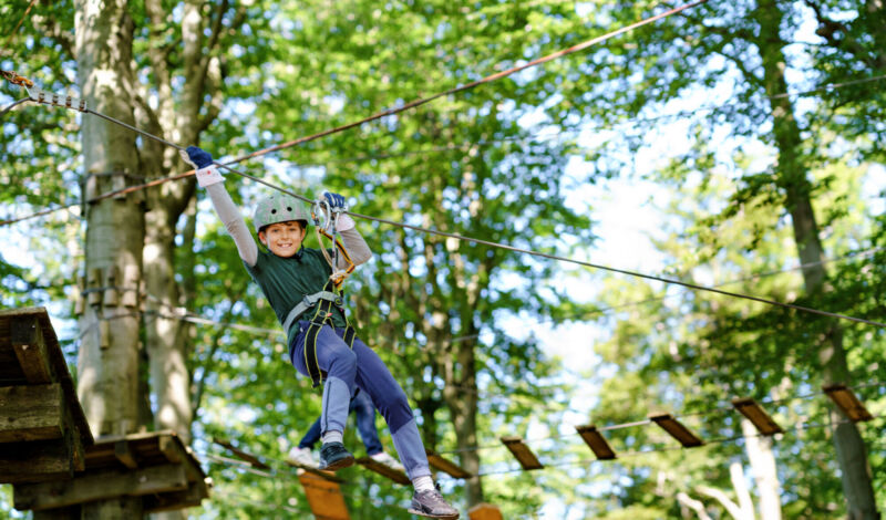 Junge im Kletterwald