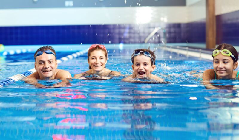 Familie im Schwimmbad