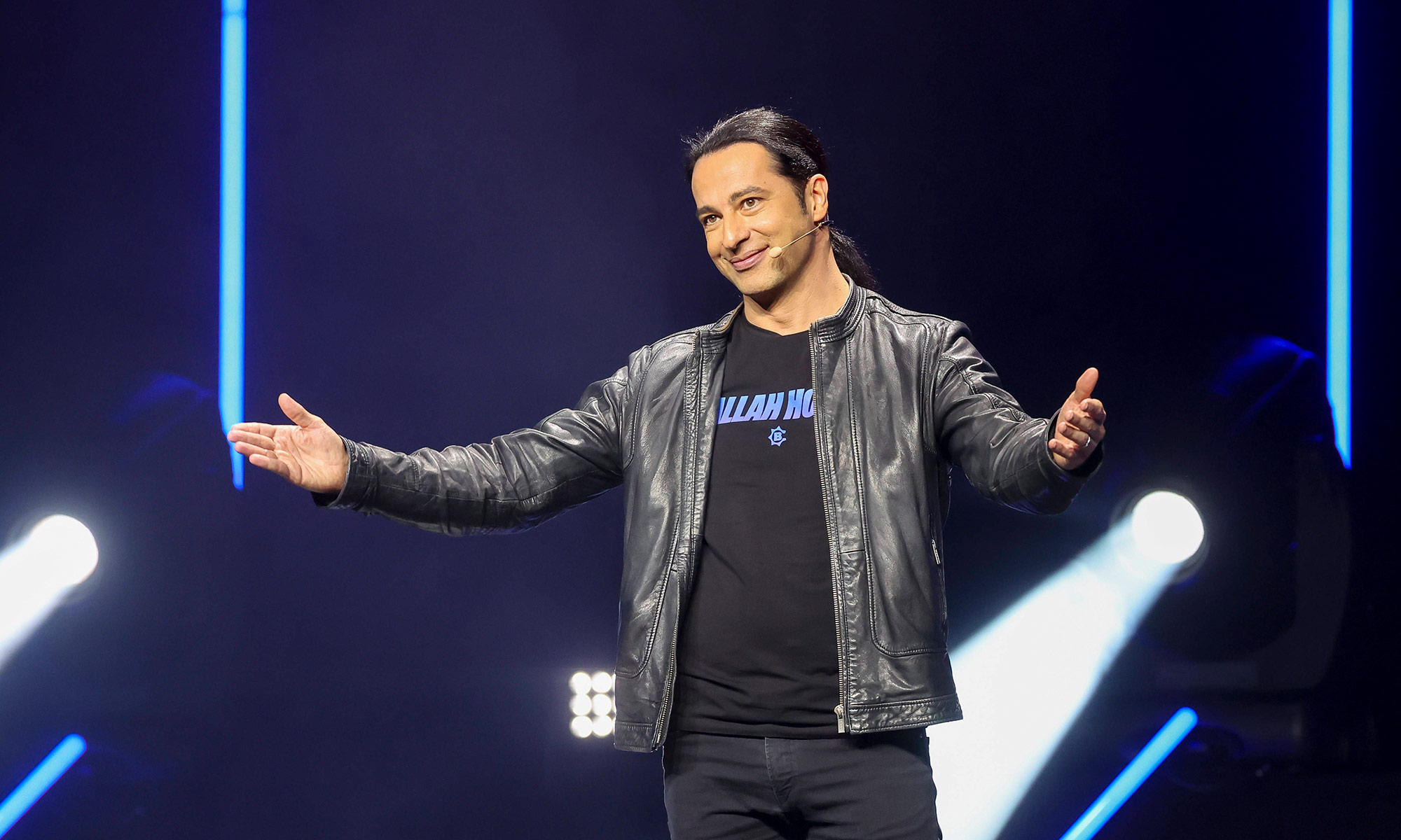 Comedian Bülent Ceylan bei einem Auftritt auf der Bühne