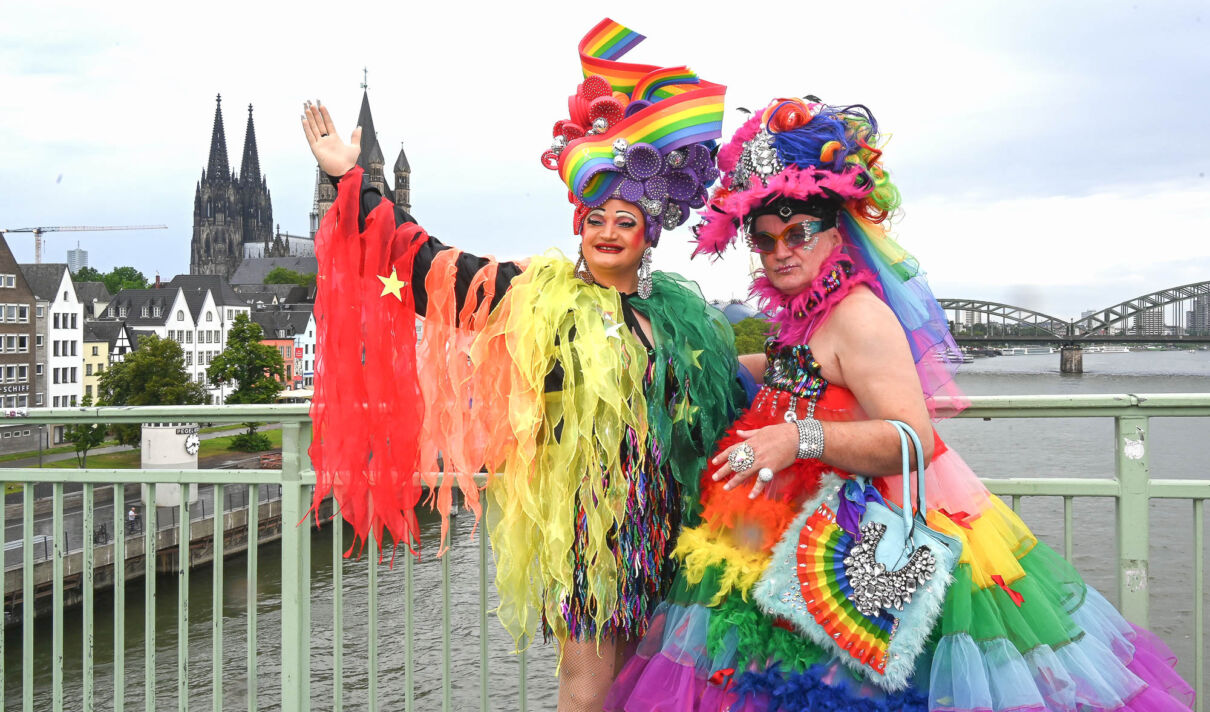 Teilnehmer der CSD-Parade 2024 auf der Deutzer Brücke mit dem Kölner Dom im Hintergrund