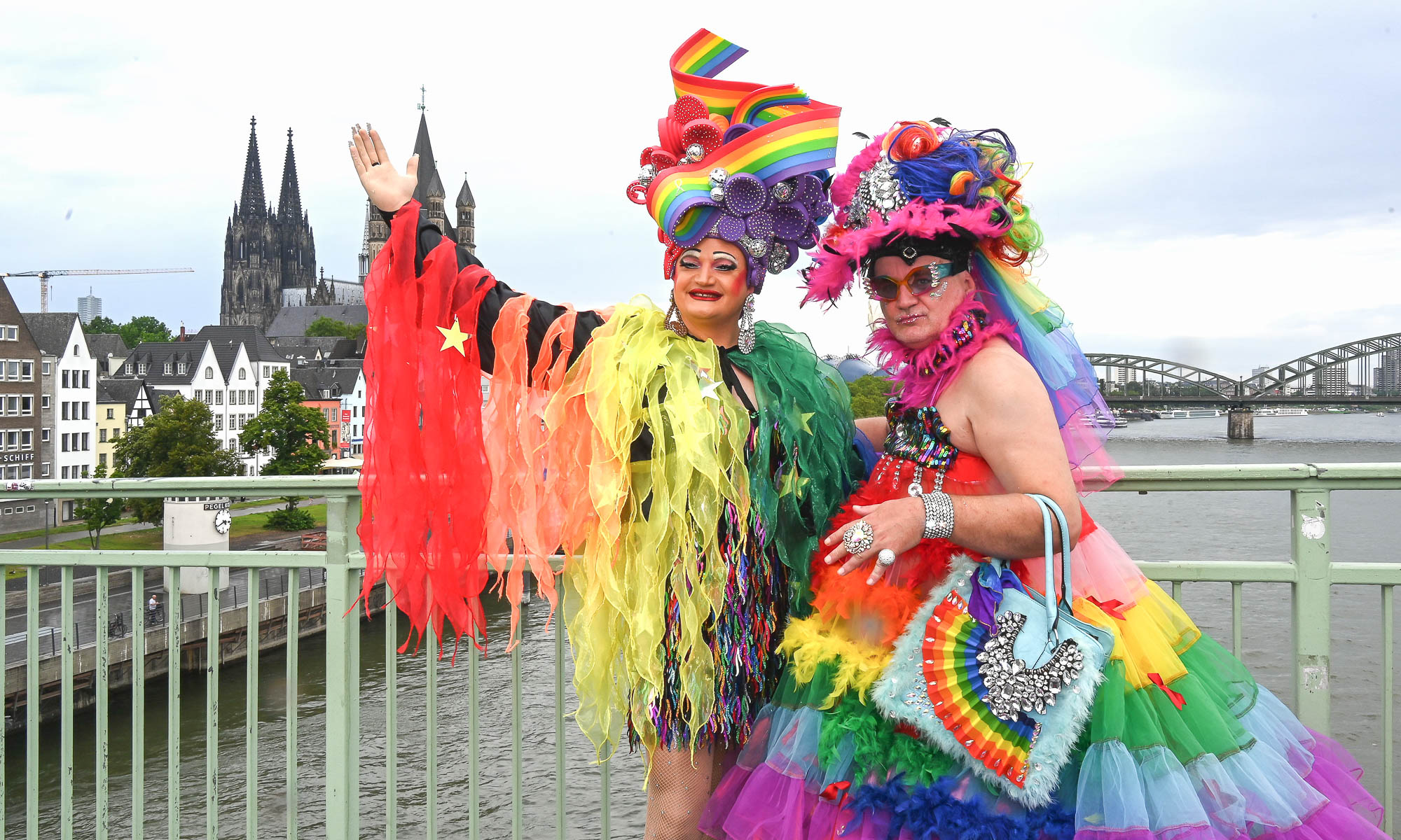 Teilnehmer der CSD-Parade 2024 auf der Deutzer Brücke mit dem Kölner Dom im Hintergrund