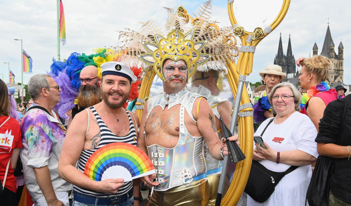 Teilnemer der Kölner CSD-Parade 2024 auf der Deutzer Brücke